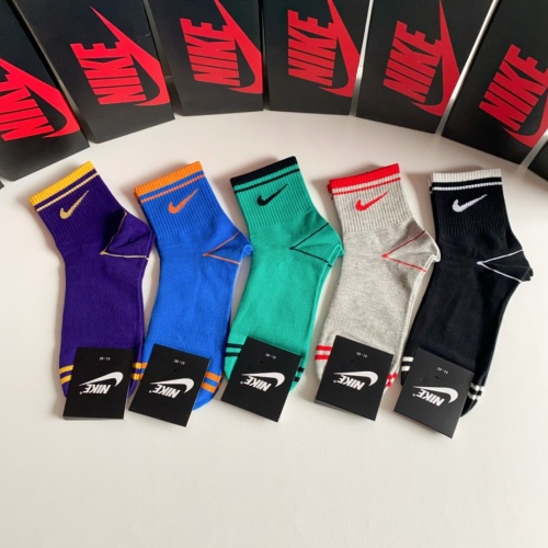Nike Socks #1163776 $27.00 USD, Wholesale Replica Nike Socks