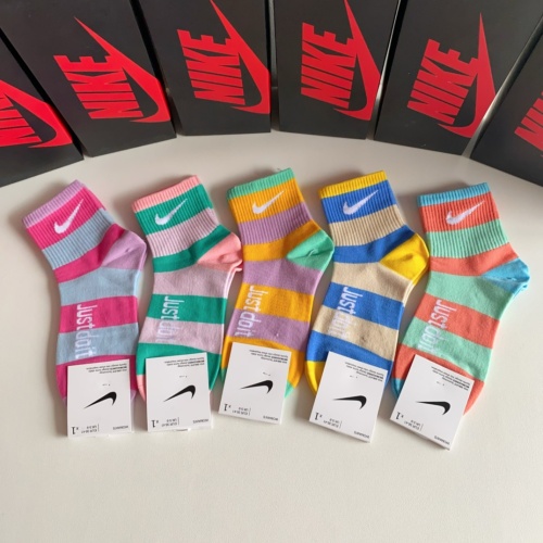 Nike Socks #1163786 $27.00 USD, Wholesale Replica Nike Socks