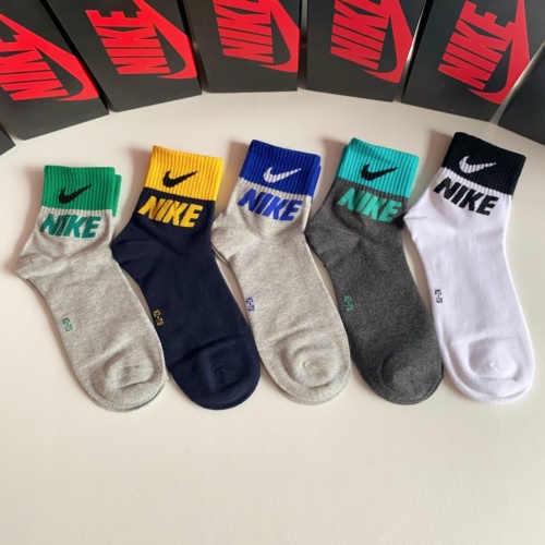 Nike Socks #1167554 $27.00 USD, Wholesale Replica Nike Socks