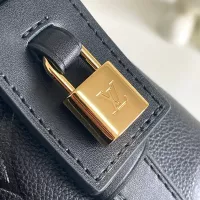 $190.00 USD Louis Vuitton AAA Quality Messenger Bags For Women #1305998