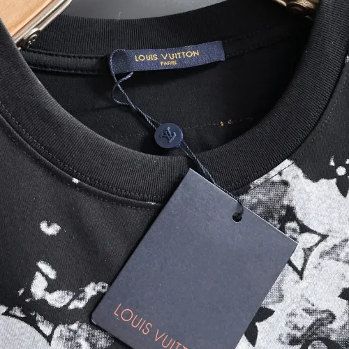 Replica Louis Vuitton LV T-Shirts Short Sleeved For Unisex #1426707 $42.00 USD for Wholesale